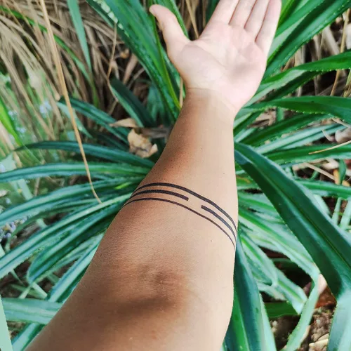 Vista 2 de Tatuaje de brazalete minimalista - Tatuaje temporal de brazalete