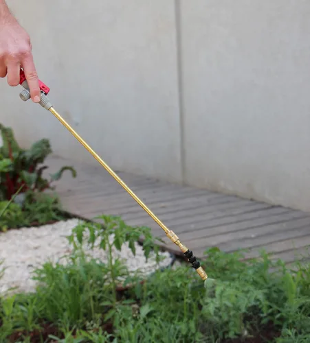 Vista 3 de TABOR TOOLS Bomba de presión para césped y jardín de 1.3 galones con válvula de alivio de presión, correa ajustable para el hombro, varita