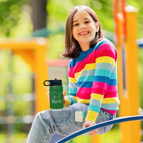Vista 8 de Botella de agua para niños personalizada con nombre en botella de agua aislada con anillo verde mate de 12 onzas