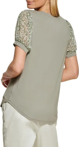 Vista 4 de DKNY Camiseta deportiva de manga abombada estampada para mujer