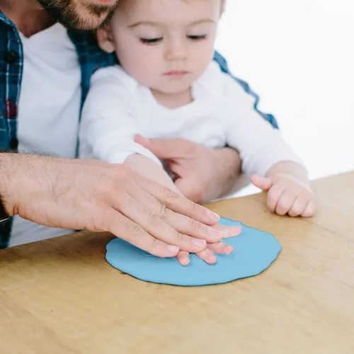 Vista 4 de Pearhead Easy DIY Babyprints - Kit de adornos de huellas de bebé con cinta, color azul (paquete de 2)