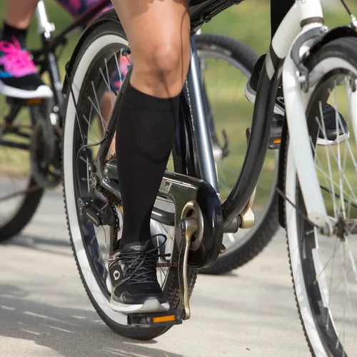 Vista 5 de Copper Fit Calcetines de compresión con infusión de mentol hielo para mujer, color negro, talla LXL de EE. UU