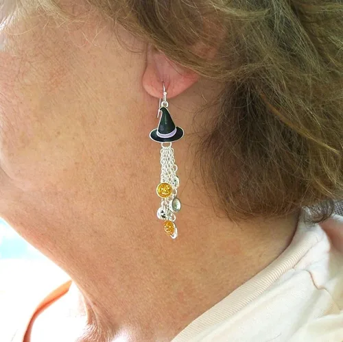 Vista 3 de Della's Designs Pendientes colgantes de sombrero de bruja de Halloween con calabazas colgantes, Zinc Zinc Joyeros Epoxi, No es una piedra preciosa