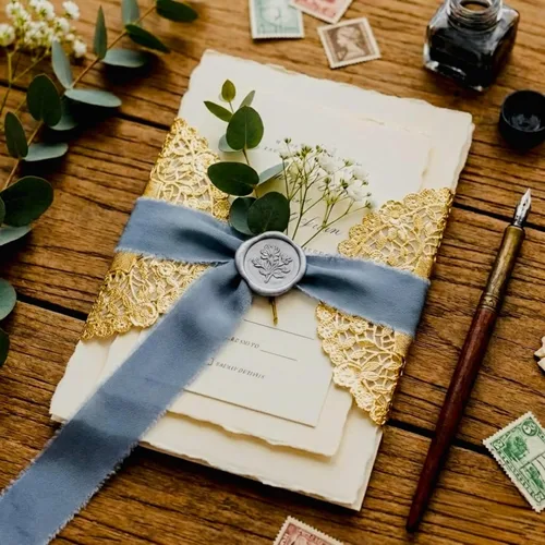 Vista 7 de Hojas decorativas de encaje de papel metálico de 8 pulgadas, elegantes, resistentes y desechables, ideales para presentación de alimentos y uso