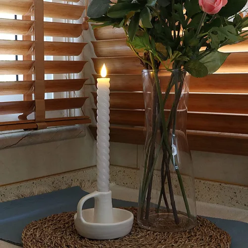 Vista 5 de Rhytsing Velas cónicas sin llama blancas de 10 pulgadas con temporizador, velas cónicas en espiral que funcionan con baterías, luz blanca cálida