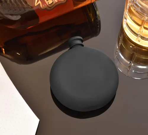 Vista 4 de Petaca para licor negro mate, 5 onzas, acero inoxidable a prueba de fugas, circular con embudo en paquete de regalo para hombres y mujeres.
