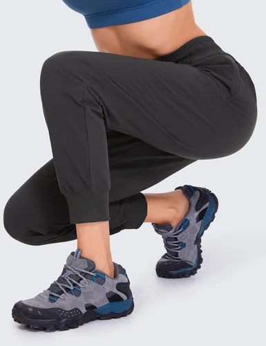 Vista 5 de CRZ YOGA Pantalones deportivos para mujer, impermeables, para exteriores, golf, atléticos, ligeros, con bolsillos con cremallera, de 27 pulgadas