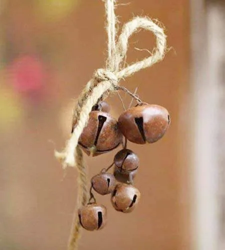 Vista 2 de Adornos de cascabel oxidado Juego de 6 piezas Cada racimo tiene 10 campanas en colgador de yute