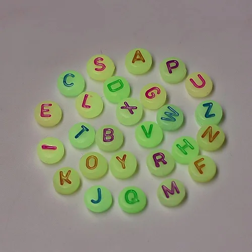 Vista 4 de KISSITTY 200 cuentas de letras que brillan en la oscuridad, acrílico luminoso, planas, redondas, espaciadores de joyería, cuentas del alfabeto