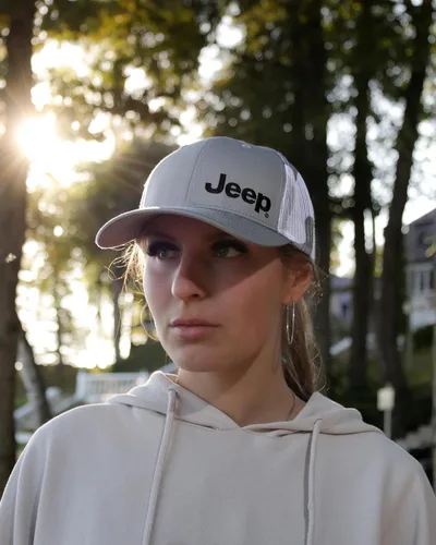 Vista 4 de Jeep Logotipo de texto premium con malla de camuflaje Trucker Dads Hat para hombre, gorra de béisbol, sombrero de polo Camuflaje gris jaspeado