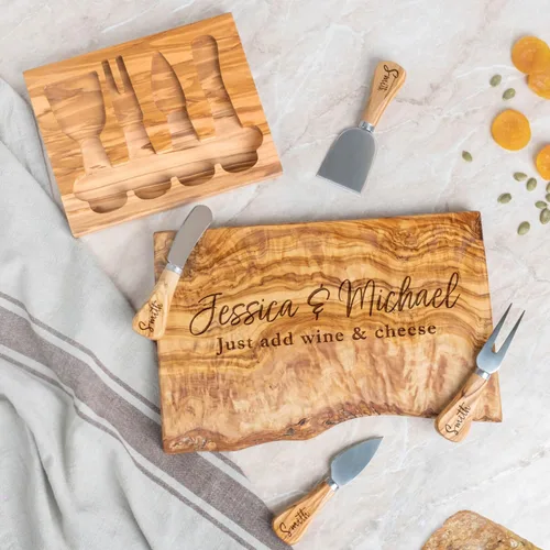 Vista 4 de Forest Decor Tabla de charcutería personalizada de madera de olivo, tablero de embutidos de borde vivo, tabla de queso rústico grabada, regalo