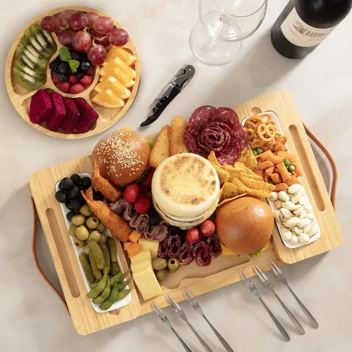Vista 3 de Juego de tablas de charcutería de bambú con bandejas laterales magnéticas extraíbles, bandeja para frutas, asas, caja lista para cubiertos y regalos