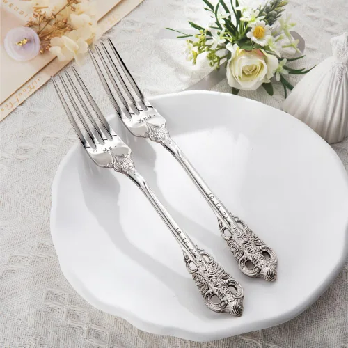 Vista 7 de callie Juego de 2 tenedores de boda personalizados con fecha, regalos grabados para novios, novios, tenedores de cubiertos vintage de acero