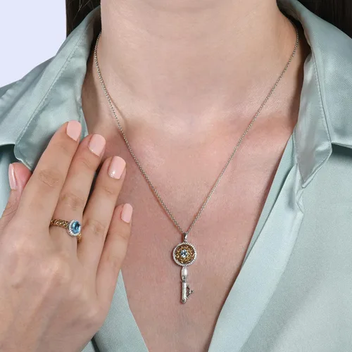 Vista 6 de Jewelili Enchanted Disney Fine Jewelry - Anillo de plata de ley y oro amarillo de 10 quilates, 0.276 x 0.197 in, topacio azul suizo ovalado y 110