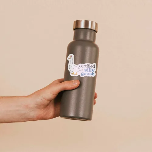 Vista 5 de Calcomanía certificada de ganso tonto para botella de agua, divertida calcomanía de meme, linda calcomanía de sombrero de hélice para vasos, regalos