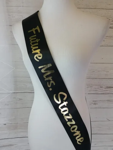 Vista 8 de Amy's Bubbling Boutique Banda personalizada para eventos especiales u ocasiones de Halloween, fiesta personalizada, aniversario, diamantes de Negro