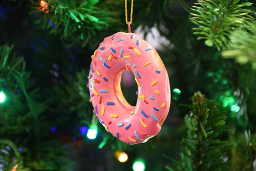 Vista 3 de Tree Buddees Adorno navideño de donut rosa con chispas