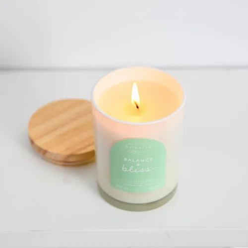 Vista 6 de Vela de soja de vidrio con tapa perfumada, Balance + Bliss, 9.3 onzas