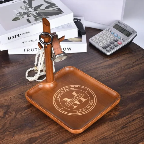Vista 5 de Cuenco para llaves de madera personalizado para mesa de entrada, organizador de bandeja de valet de madera grabada personalizada con 3 estantes