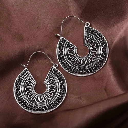 Vista 4 de YienDoo Aretes colgantes bohemios grandes de filigrana festoneados, estilo vintage, tribal, étnico, huecos, tallados, plateados, geométricos