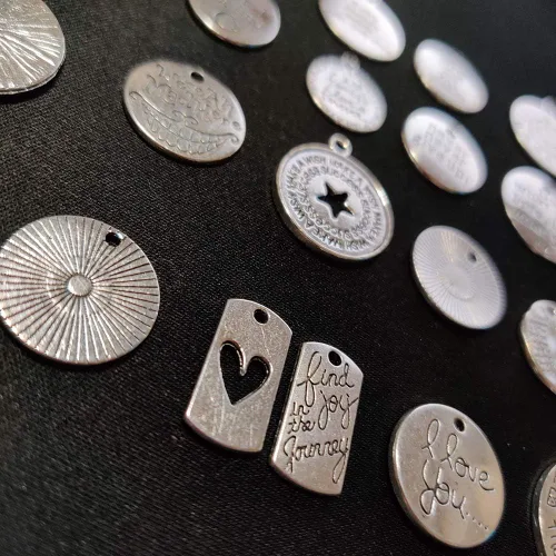 Vista 3 de 20 piezas de dijes para copas de vino, marcadores de bebida con texto de inspiración y temática de cáliz con diseño de hebilla para vino, cóctel