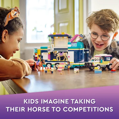 Vista 3 de LEGO Friends Remolque de Espectáculo Ecuestre 41722, juguete de caballo para niñas y niños de 8 años en adelante con 2 caballos, coche SUV