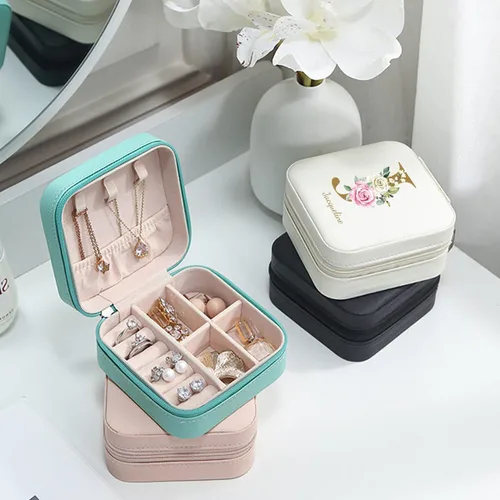 Vista 7 de Rainsar Joyero de viaje personalizado, caja organizadora de joyas de piel sintética, pequeña caja de joyería con nombre y flor de nacimiento