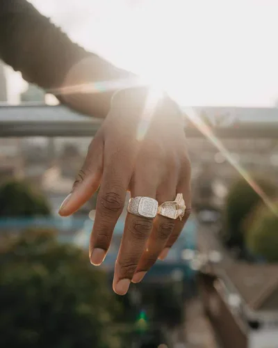 Vista 6 de JINAO - Anillo de oro de 18K ICED OUT, anillo de diamante simulado, banda Micropave para hombre
