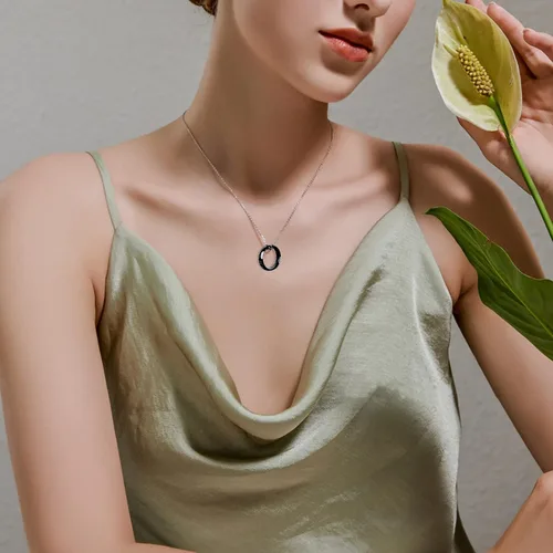 Vista 3 de Collar de cadena con colgante de anillo de acero inoxidable chapado en oro grabado