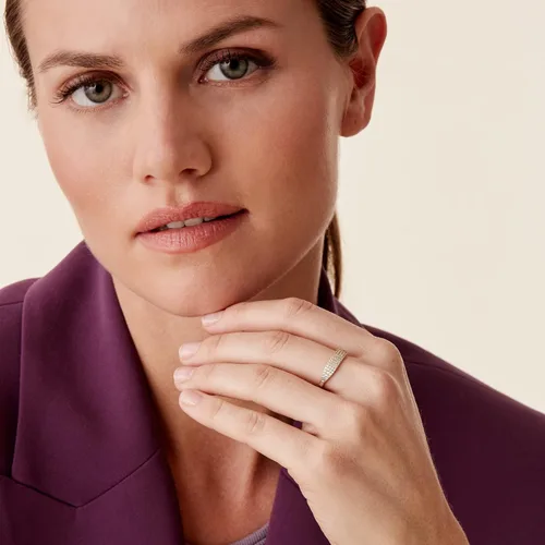 Vista 5 de PAVOI Anillo de sello delgado chapado en oro de 14 quilates con circonita cúbica brillante Anillos ligeros y delicados para mujer Joyería diaria