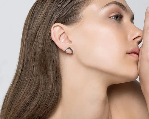 Vista 5 de Emmanuela - Aretes de aro texturizados en forma de V, plata de ley 925 chapada en oro, estilo minimalista, moderno, sexy, hipoalergénicos y sin