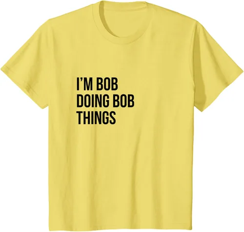 Vista 75 de Camiseta con texto en inglés "I'm Bob Doing Bob Things" Asfalto