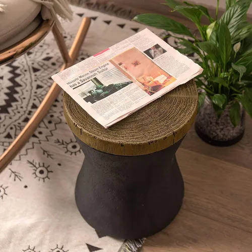 Vista 4 de COSIEST Mesa auxiliar para exteriores, mesa auxiliar de tambor, parte superior de madera sintética, base negra con tronco de árbol pintada a mano