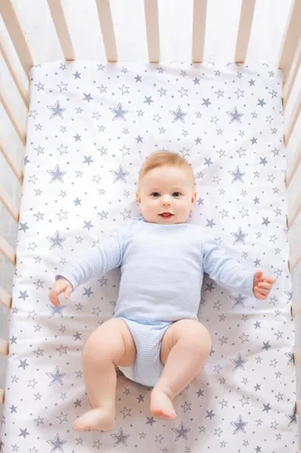 Vista 3 de Juego de 4 sábanas bajeras unisex de estrellas y luna para bebés, niños o niñas (sábanas para cuna)