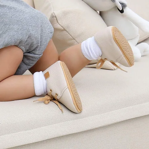 Vista 2 de SOFMUO Zapatillas de cuero con cordones para bebés niños y niñas, suela de goma suave, mocasines para bebés, zapatos Oxford para recién nacidos