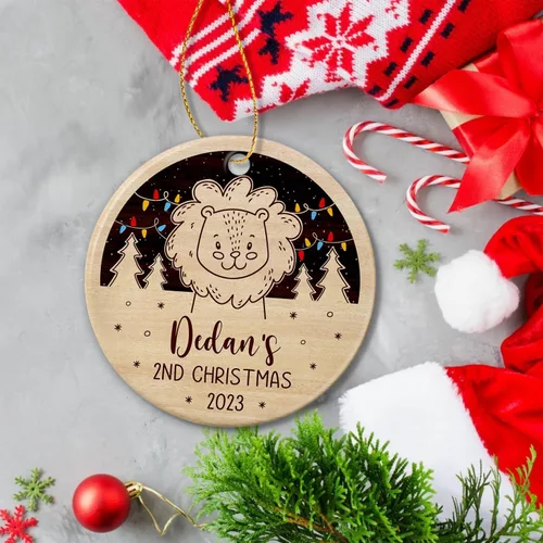 Vista 4 de Adorno de cerámica personalizado para la segunda Navidad de león para bebé, regalo de 2º adorno de árbol de Navidad de león para bebé, recuerdo