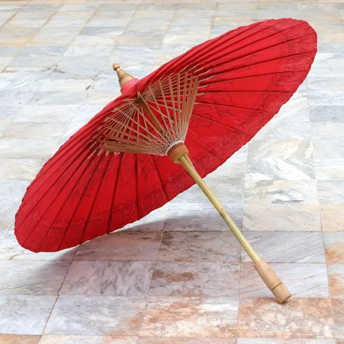 Vista 4 de NOVICA Sombrilla artesanal de papel Saa hecha a mano en rojo con detalles dorados de Tailandia Tono Paperbamboo Accesorios de decoración Pintado