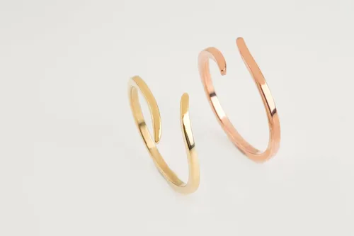 Vista 9 de Elegante joyero para mujer, anillo curvo abierto en oro macizo de 9k, 14k y 18k, anillo envolvente abierto minimalista, anillo convexo de oro sólido