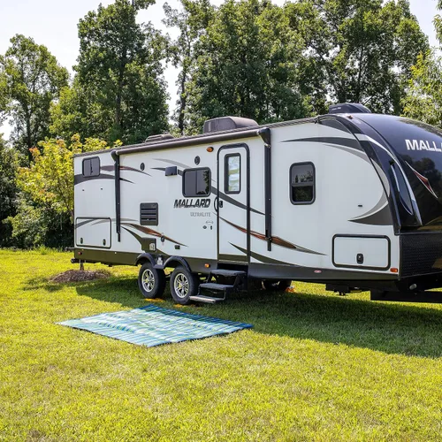 Vista 3 de Camco Práctico tapete para cámper y caravana, cuenta con prácticos bolsillos y asas integradas para transportar, mide 72 x 108 pulgadas y se pliega