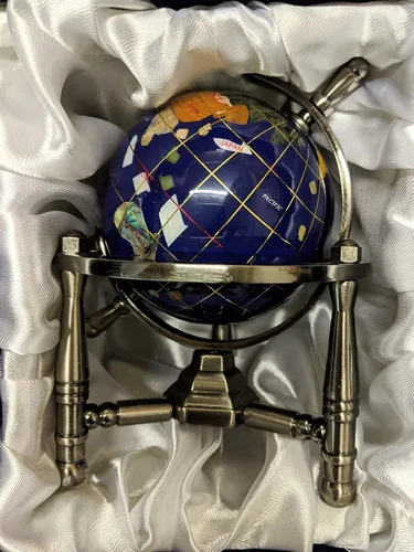 Vista 3 de Unique Art - Globo de mundo con piedra preciosa azul de 6 pulgadas con trípode plateado