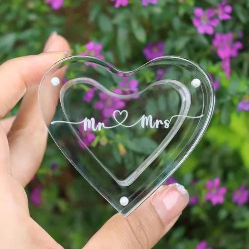 Vista 2 de Caja de anillo de acrílico grabada para ceremonia de boda, caja de portador de anillos para compromiso de propuesta (forma de corazón B)