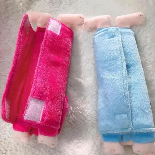 Vista 4 de Funda Kawaii para cinturón de seguridad de automóvil, lindo juego de 2 piezas de correa de asiento de anime, protector de cuello para decoración