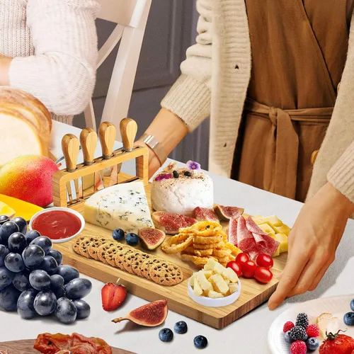 Vista 5 de Juego de tablas de queso de bambú, tablas de charcutería y plato de carne para servir, bandeja de queso con 4 cuchillos de queso de acero