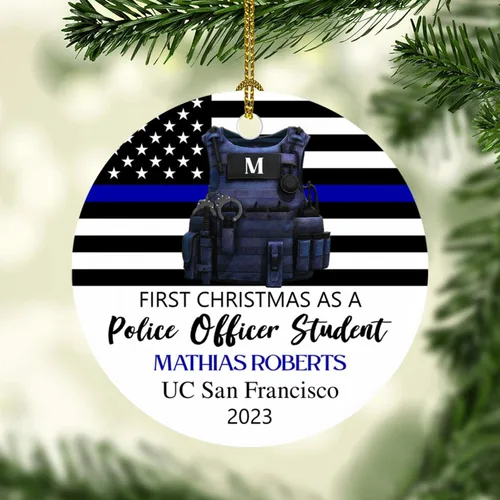 Vista 4 de Adorno de estudiante de primera Navidad como oficial de policía, adorno de Navidad personalizado para estudiantes de primer año, adorno de Navidad