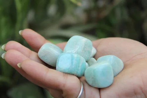Vista 5 de Jet Amazonite - Piedra rodada de 3.53 oz aprox. de 0.75 a 1 pulgada con bolsa de terciopelo (Amazonita)