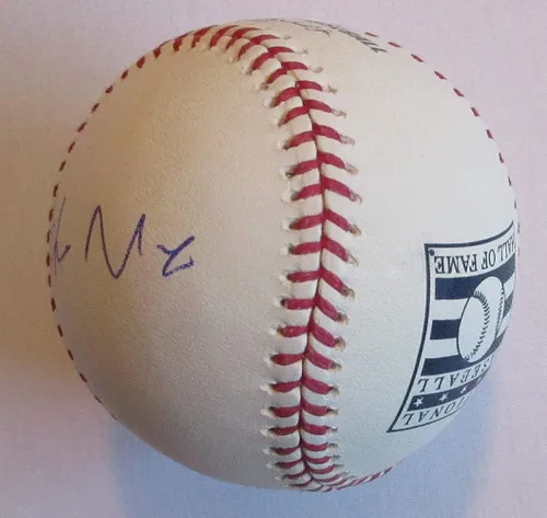 Vista 2 de Hideo Nomo Salón de la Fama con Autógrafo de Béisbol W/PROOF, Imagen de Hideo Firmando para Nosotros, Autenticado por PSA/ADN, Novato del Año, Salón