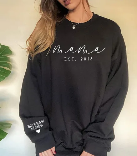 Vista 2 de NAZENTI Sudadera bordada personalizada con texto en inglés "Mama Est", cuello redondo, cumpleaños, día de la madre