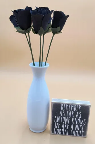 Vista 7 de 6 rosas de madera negras medio abiertas para manualidades, ramos personalizados y otros proyectos. 16 colores para elegir. Negro