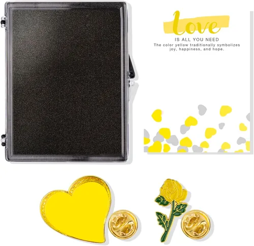 Vista 2 de SHOP AWARDS AND GIFTS Juego de regalo de alfileres de solapa con temática de amor, incluye dos alfileres de solapa con tarjeta decorativa y estuche