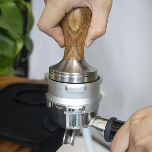 Vista 8 de 2.008 in de café con alfombrilla – Prensa espresso con base de acero inoxidable 304 y mango de madera – Accesorio para máquinas de café expreso